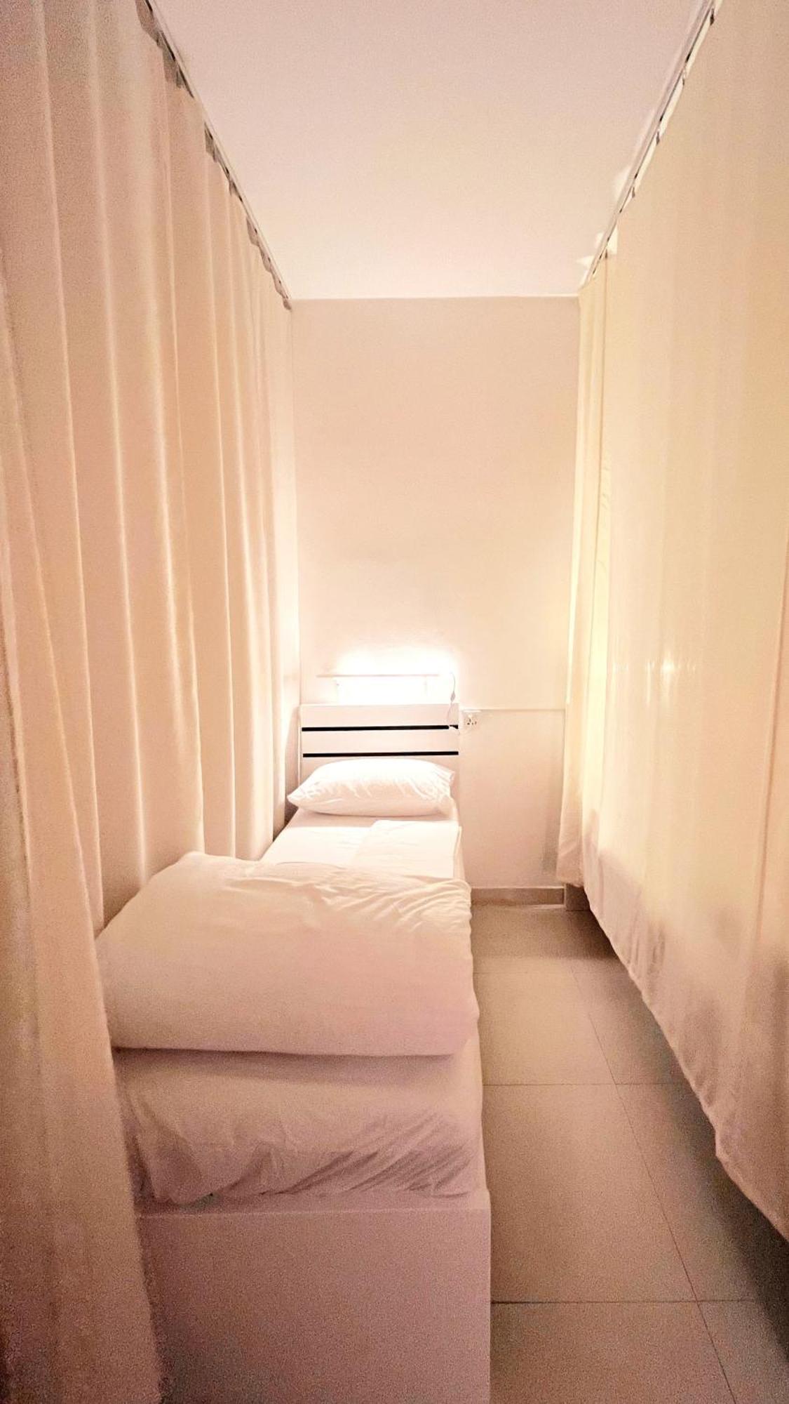 Westay Capsule Hostel Dubai Buitenkant foto
